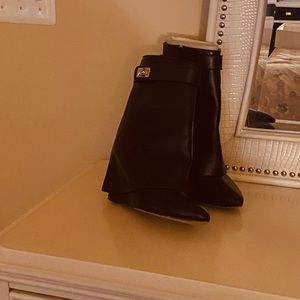 Pre owned Givenchy Shark lock boot black size 39.5
